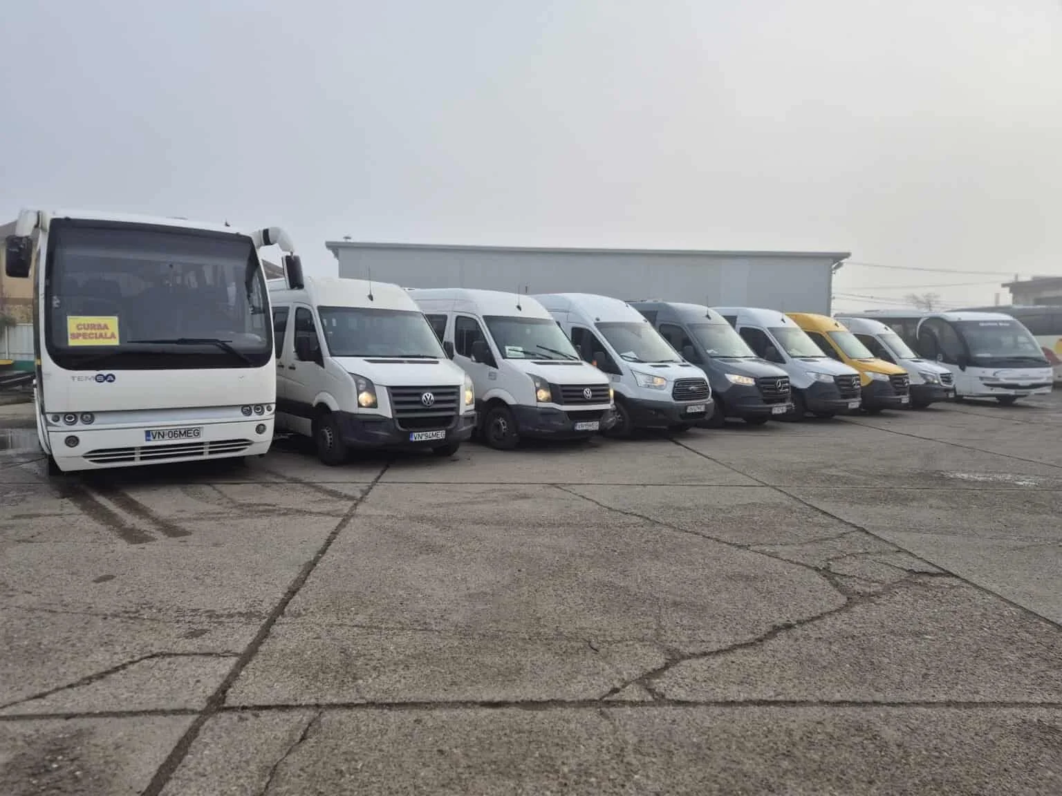 Flotă de microbuze și autocare pentru transport persoane