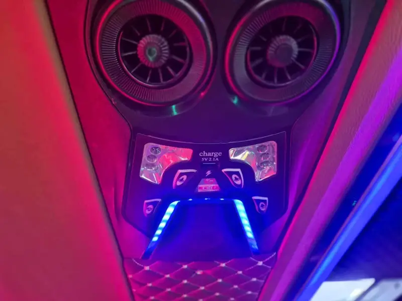 Încărcare telefon la scaune în microbuz